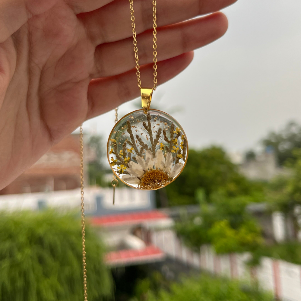 Round Shape Real Flower Anti-Tarnish Pendant - Customizable Gift For Her