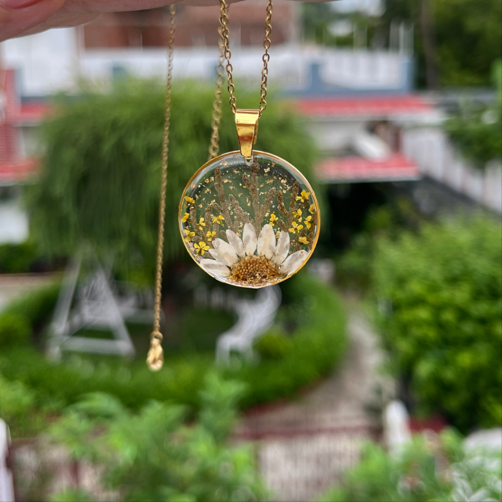 Round Shape Real Flower Anti-Tarnish Pendant - Customizable Gift For Her