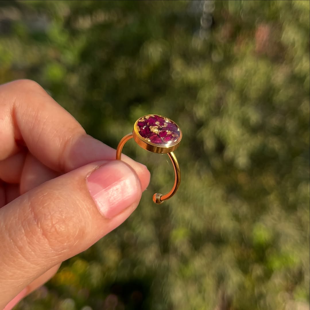 Adjustable handmade resin ring with real dried daisy flowe