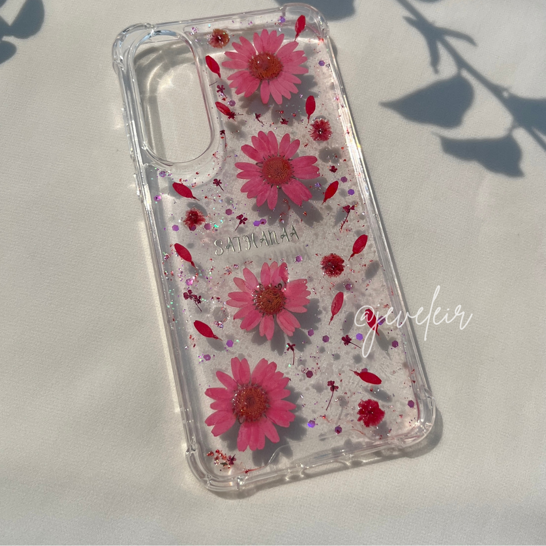 Custom name phone cover featuring pressed pink flowers and glitter from Jeveleir, perfect for personalizing your mobile.