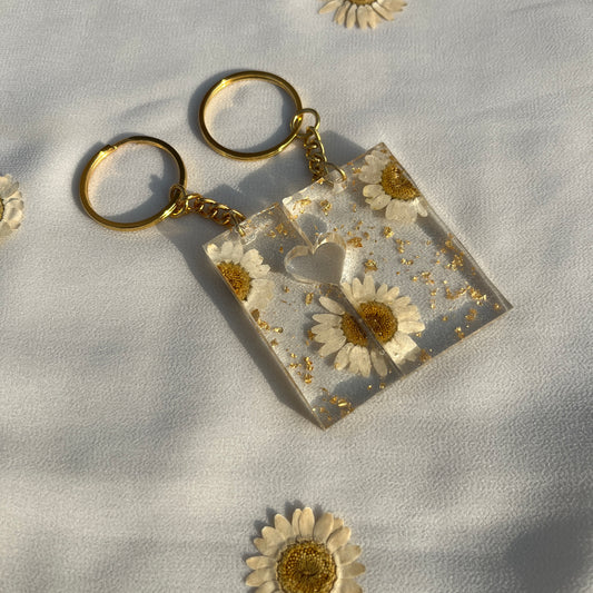 Couple Daisy Keychain Set – Customizable
